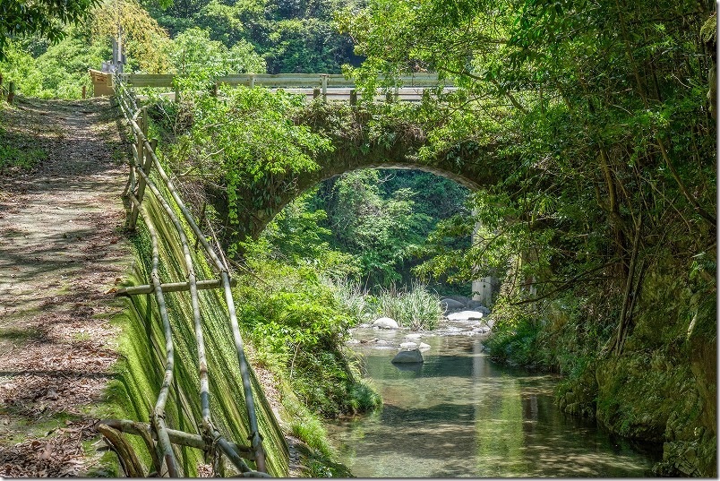 鳳来の滝近くの石橋・鳳來橋|5月の新緑の季節 鳳来の滝近くの石橋・鳳來橋|5月の新緑の季節