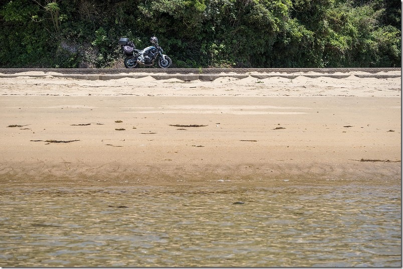 壱岐・ツインビーチへバイクで到着（海の中からバイクを撮影）