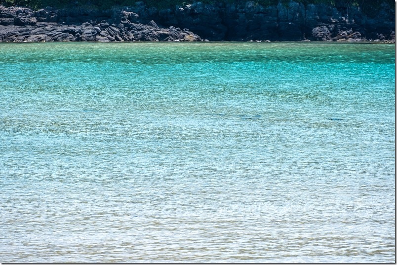 ツインビーチ・塩樽海水浴場のターコイズブルーからエメラルドグリーンになる綺麗な水面