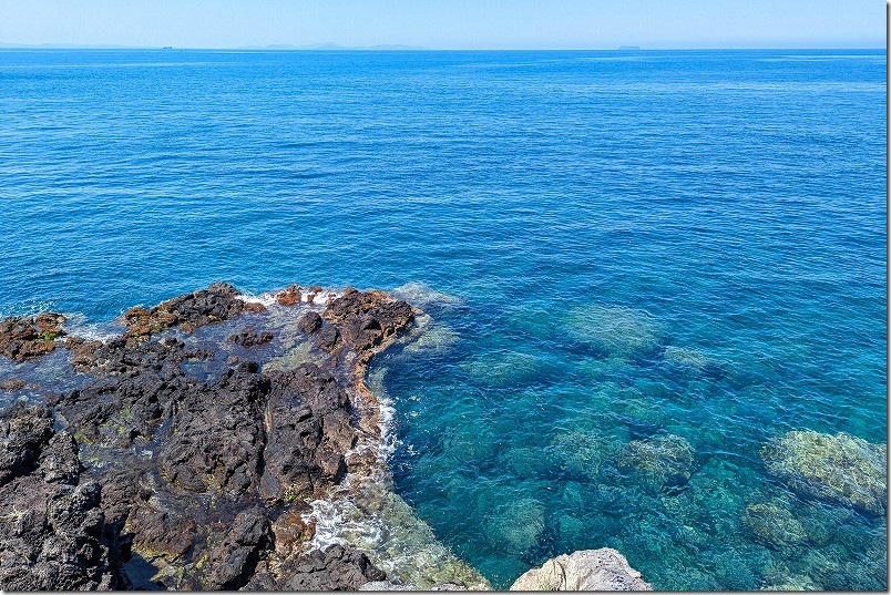 壱岐・海豚鼻灯台｜透き通ったターコイズブルーから、深い青のコバルトブルーへと続く海がめちゃ綺麗