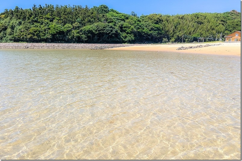 壱岐・ツインビーチ（小水浜海水浴場）の海の中から砂浜全景