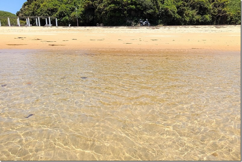壱岐・ツインビーチ（小水浜海水浴場）の海の中からバイクを撮影