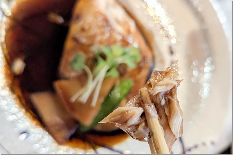 壱岐・繁屋千賀荘の夕食｜鯛の煮付け。味付けしっかり、美味しい