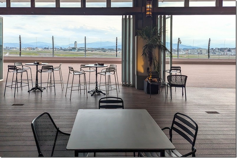 福岡ビアガーデン 博多GARDEN 福岡空港店の店内から空港を見た景観 福岡ビアガーデン 博多GARDEN 福岡空港店の店内から空港を見た景観