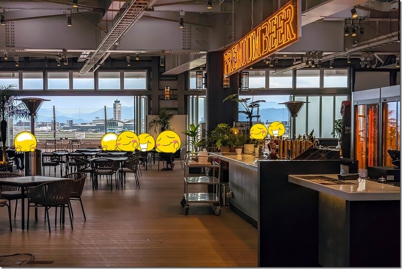 福岡ビアガーデン 博多GARDEN 福岡空港店の店内様子。背景に空港や飛行機 福岡ビアガーデン 博多GARDEN 福岡空港店の店内様子。背景に空港や飛行機