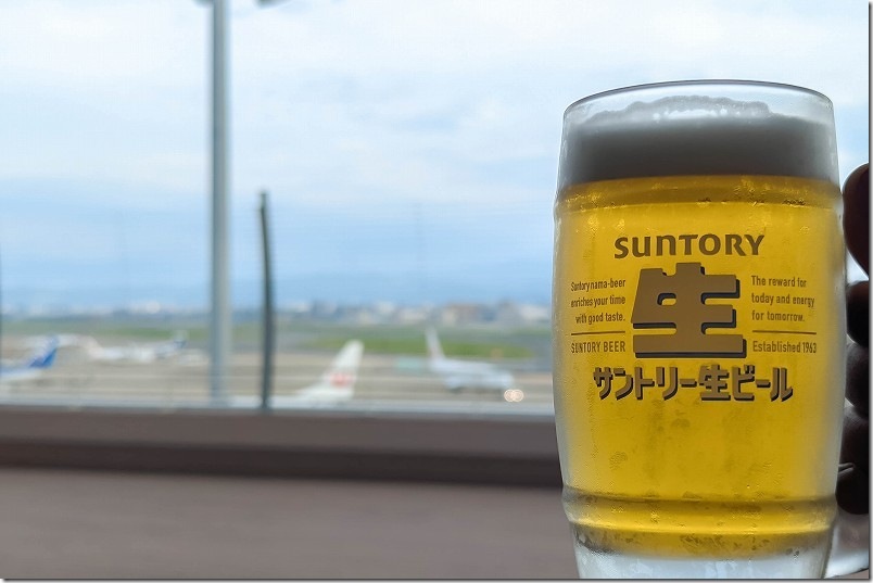 福岡空港・ビアガーデン 離着陸する飛行機を眺めつつ生ビール 福岡空港・ビアガーデン 離着陸する飛行機を眺めつつ生ビール