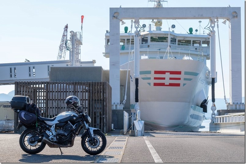 バイクでフェリーへ乗船｜搭乗待ち中
