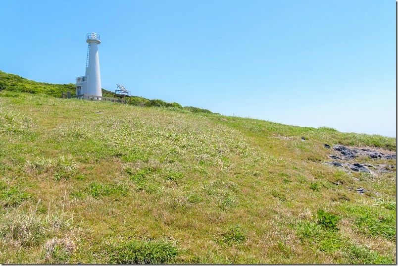 壱岐・岬の草原に建つ白い灯台｜海豚鼻灯台