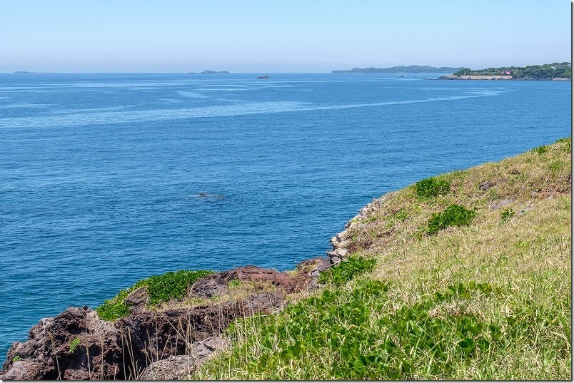 海豚鼻灯台から伸びる海岸線と海