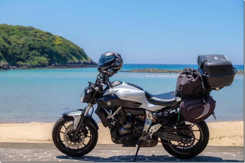 バイクでツインビーチの一つ小水浜海水浴場へ到着