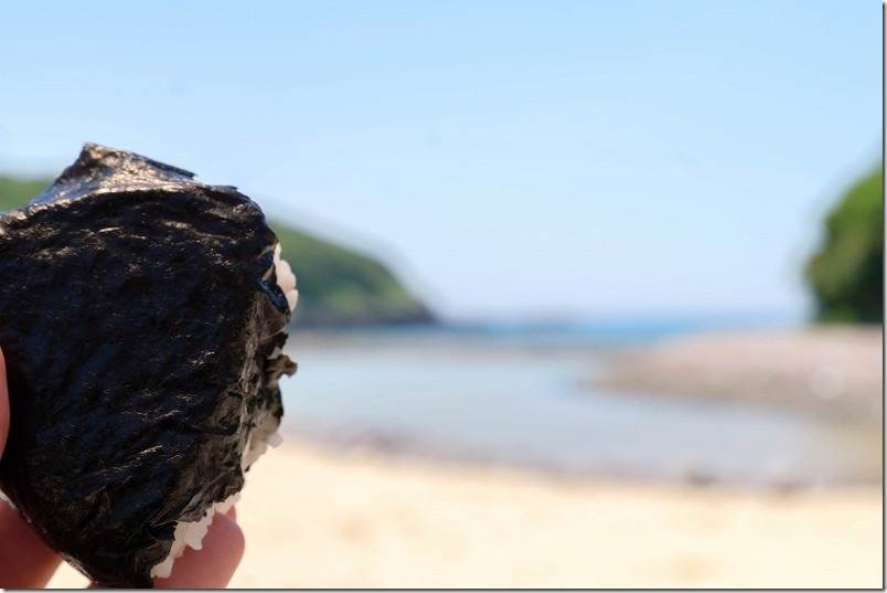 壱岐・ツインビーチ（小水浜海水浴場）の日陰でピクニック・おにぎり