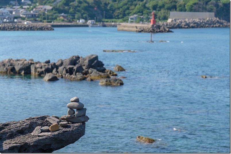 壱岐・龍蛇神社の独特の雰囲気・石積み｜周辺の青い海