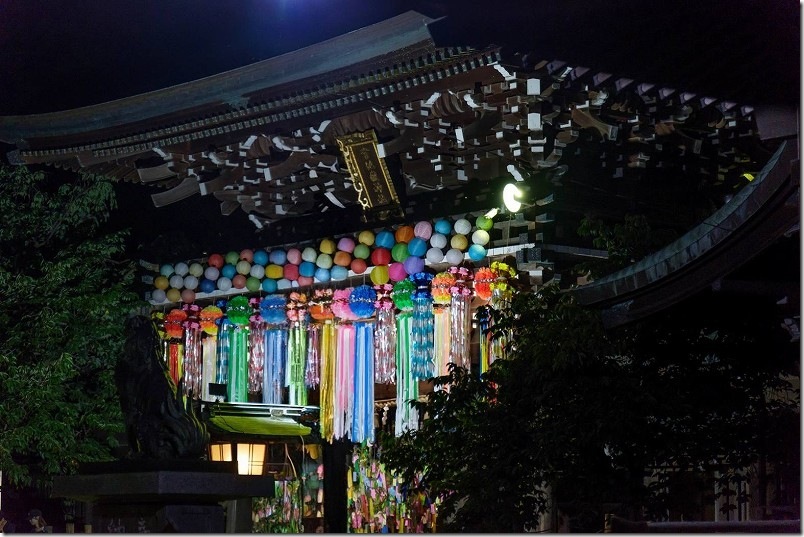 夜の宮地嶽神社｜七夕飾りの楼門ライトアップ