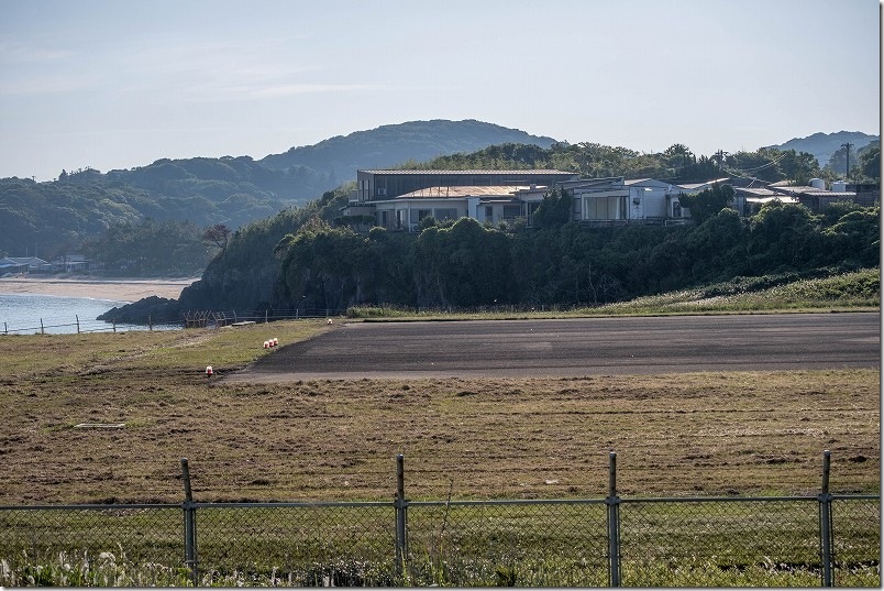 壱岐空港の滑走路横にある繁屋千賀荘 壱岐空港の滑走路横にある繁屋千賀荘