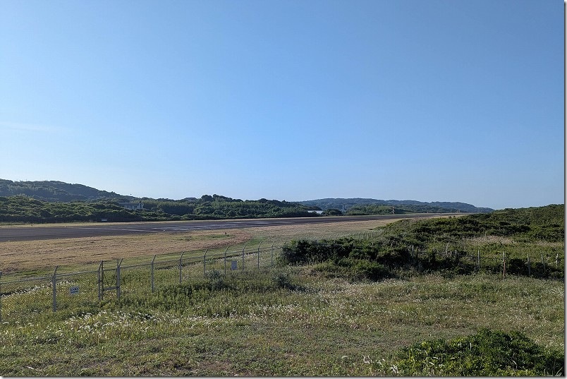 壱岐空港の滑走路を見下ろす|壱岐・繁屋千賀荘から散策 壱岐空港の滑走路を見下ろす|壱岐・繁屋千賀荘から散策