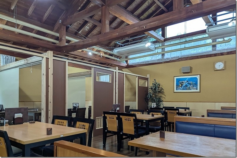 味処 峠茶屋の店内（テーブル席・個室）｜源じいの森温泉