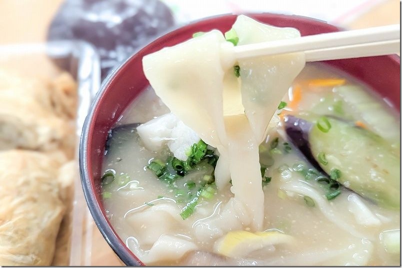 若妻の店の600円のだんご汁。激アツで夏野菜たっぷり