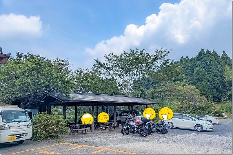 若妻の店の店外にも、屋根付きのテーブル席があり、購入物を食べられるスペースあり
