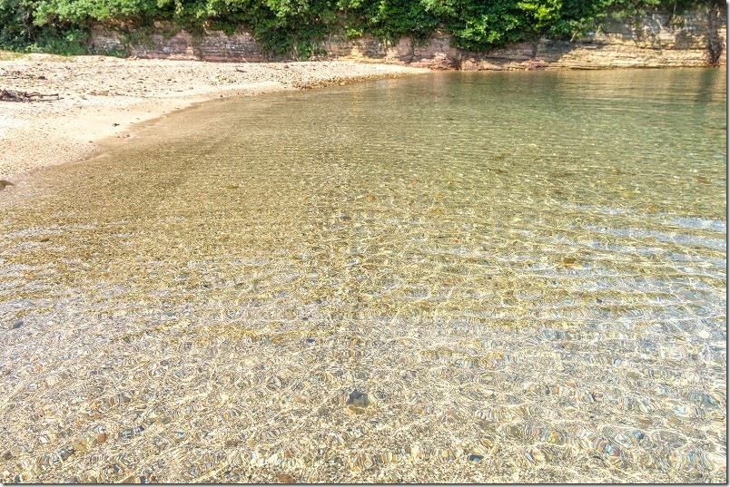 壱岐・串山海水浴場のガラスのように透明な水