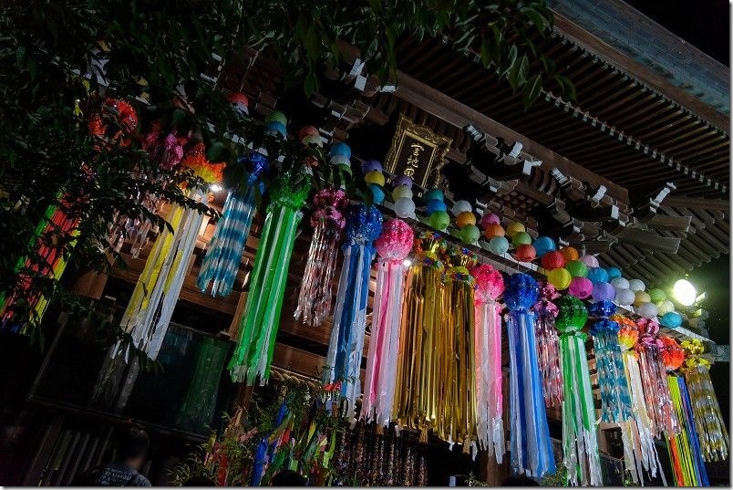宮地嶽神社・楼門の七夕飾りライトアップ