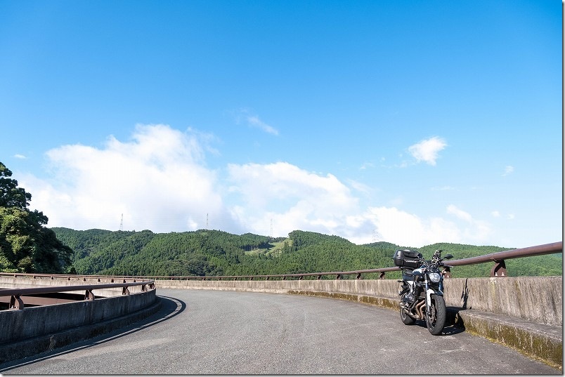 からほけ谷大橋のループ橋(林道なので通行が少ない) からほけ谷大橋のループ橋(林道なので通行が少ない)