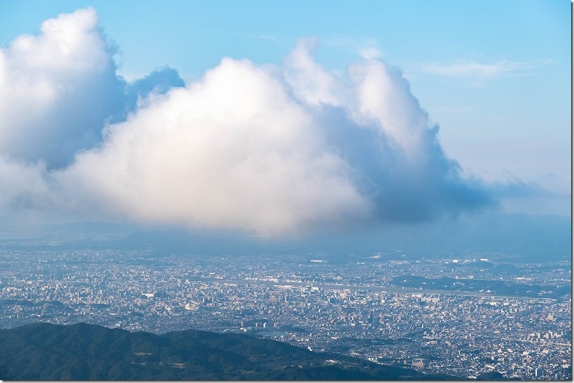 脊振山山頂から見た夕方の景観(福岡市・福岡空港) 脊振山山頂から見た夕方の景観(福岡市・福岡空港)