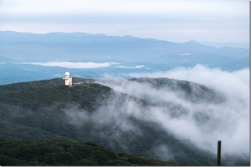 脊振山山頂から見た朝の景観|峰沿いに朝霧 脊振山山頂から見た朝の景観|峰沿いに朝霧
