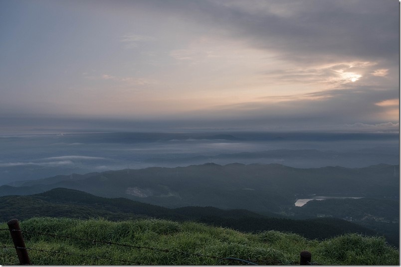 脊振山山頂から見た朝の景観|淡い朝焼け 脊振山山頂から見た朝の景観|淡い朝焼け