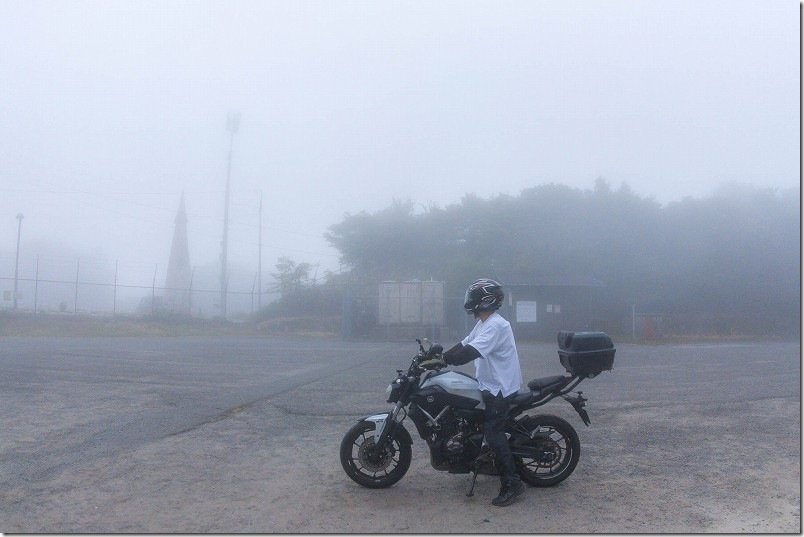 脊振山頂の駐車場(霧の中バイクで到着) 脊振山頂の駐車場(霧の中バイクで到着)