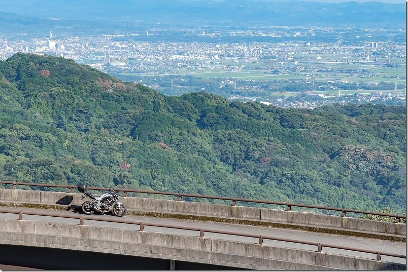 からほけ谷大橋のループ橋とバイク|背景は佐賀平野 からほけ谷大橋のループ橋とバイク|背景は佐賀平野