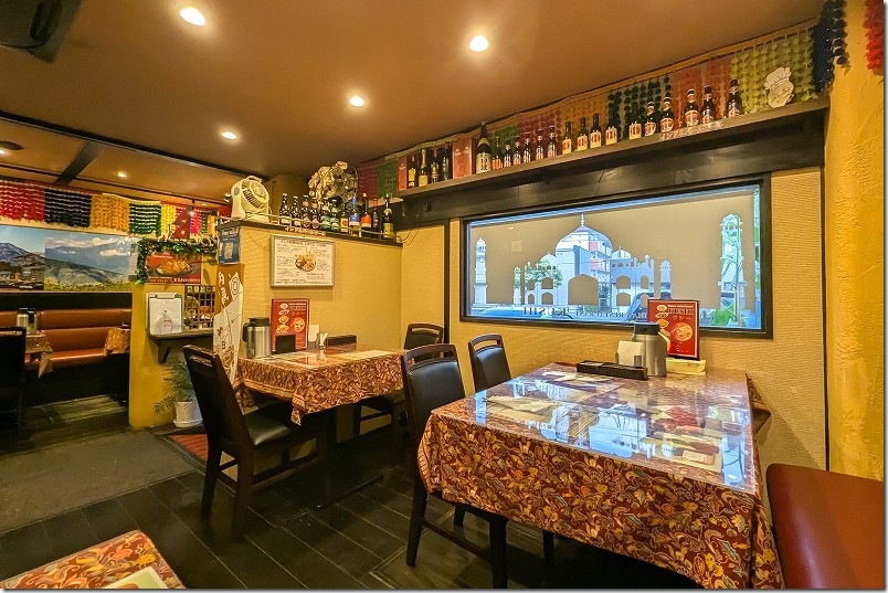 インド料理店クシーの店内の様子｜テーブル席・ソファー席