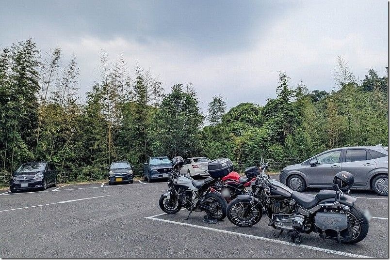 由布川峡谷 専用駐車場｜バイクを降りて水に入れる服装へ