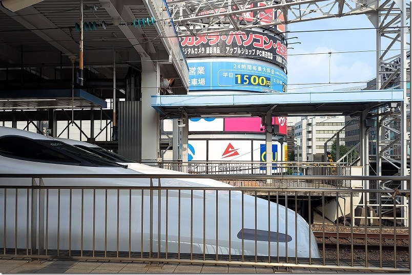 博多駅に停車する新幹線2両 博多駅に停車する新幹線2両