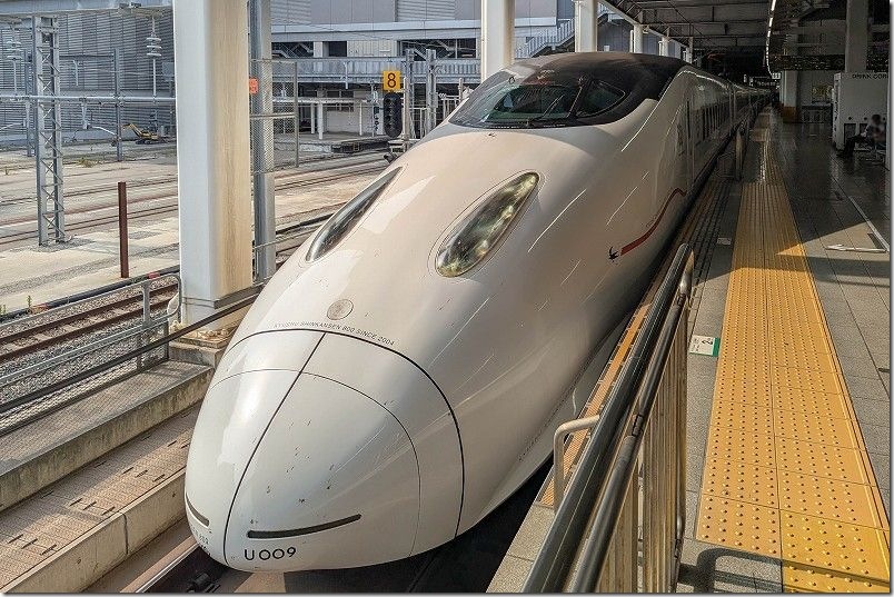 博多駅停車中の800系新幹線 博多駅停車中の800系新幹線