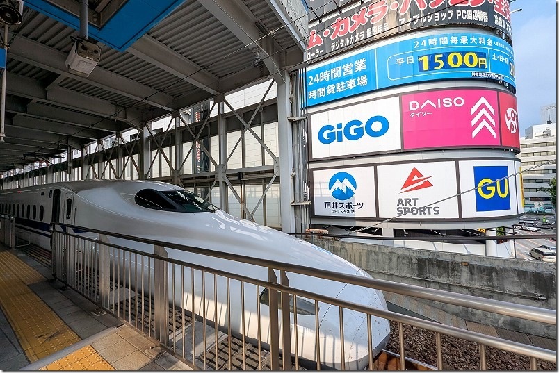 博多南行きN700系の新幹線(先頭)|16番ホーム停車中 博多南行きN700系の新幹線(先頭)|16番ホーム停車中