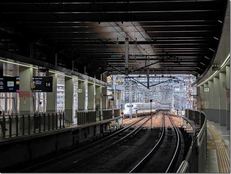 博多駅を出たN700系新幹線(15番ホームから撮影) 博多駅を出たN700系新幹線(15番ホームから撮影)