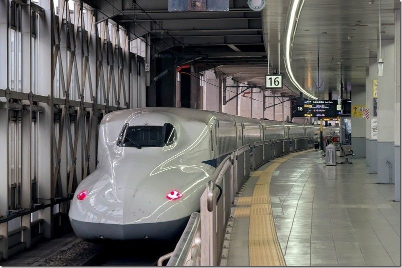 博多南行きN700系の新幹線(後方)|16番ホーム停車中 博多南行きN700系の新幹線(後方)|16番ホーム停車中