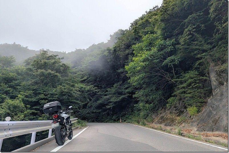脊振山頂へ登る道、少し霧がでてきた 脊振山頂へ登る道、少し霧がでてきた