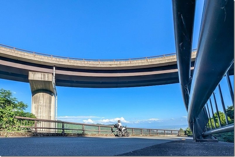 バイクを止め下段のループ橋から見上げる|からほけ谷大橋 バイクを止め下段のループ橋から見上げる|からほけ谷大橋