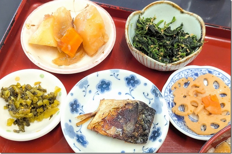 うどん定食の小鉢5品がセット｜「道の駅 しんよしとみ」内の「うどんちゃん」