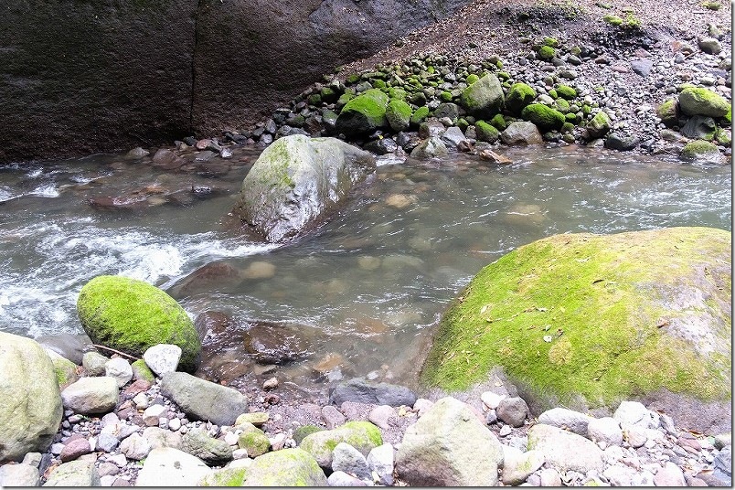 由布川峡谷上流で膝上まで濡れて到達できた場所、この瀬は深く渡れませんでした