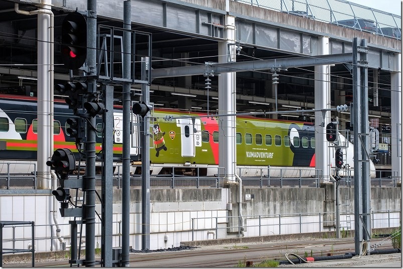 博多駅停車中のくまモンラッピング新幹線 博多駅停車中のくまモンラッピング新幹線