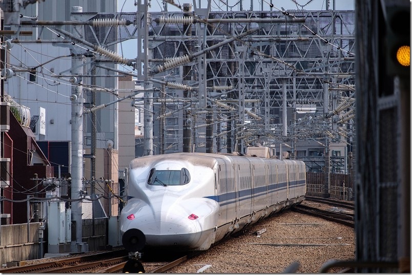 博多駅を出たN700系新幹線 博多駅を出たN700系新幹線