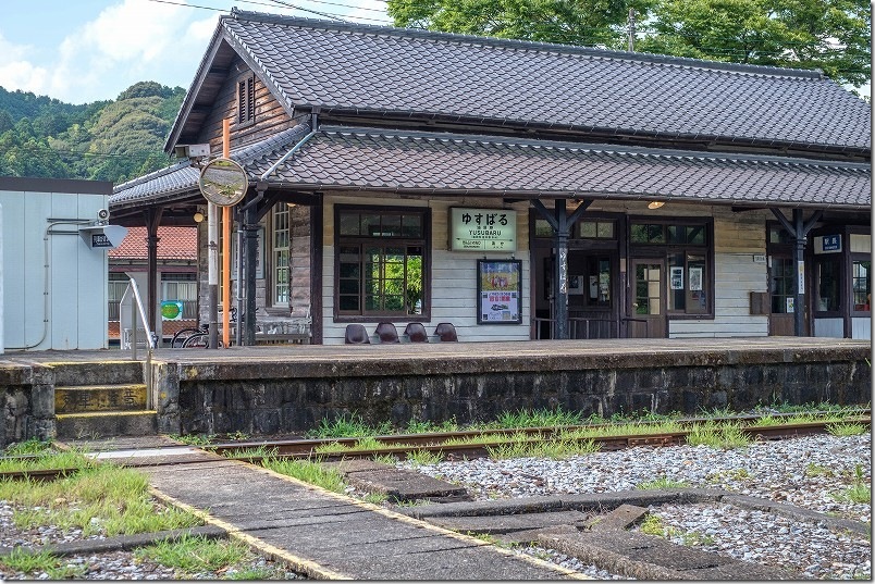 油須原駅の構内踏切と木造駅舎 油須原駅の構内踏切と木造駅舎