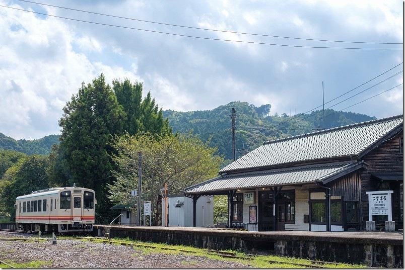 油須原駅の駅舎と列車|2番線ホームから撮影 油須原駅の駅舎と列車|2番線ホームから撮影