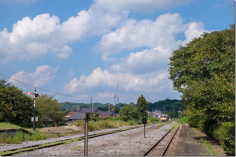 油須原駅を出た列車|夏の終わりの油須原駅 油須原駅を出た列車|夏の終わりの油須原駅