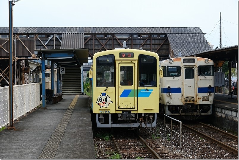 田川後藤寺駅の平成筑豊鉄道の列車(400形なのはな号)とJR九州の列車(キハ40形) 田川後藤寺駅の平成筑豊鉄道の列車(400形なのはな号)とJR九州の列車(キハ40形)