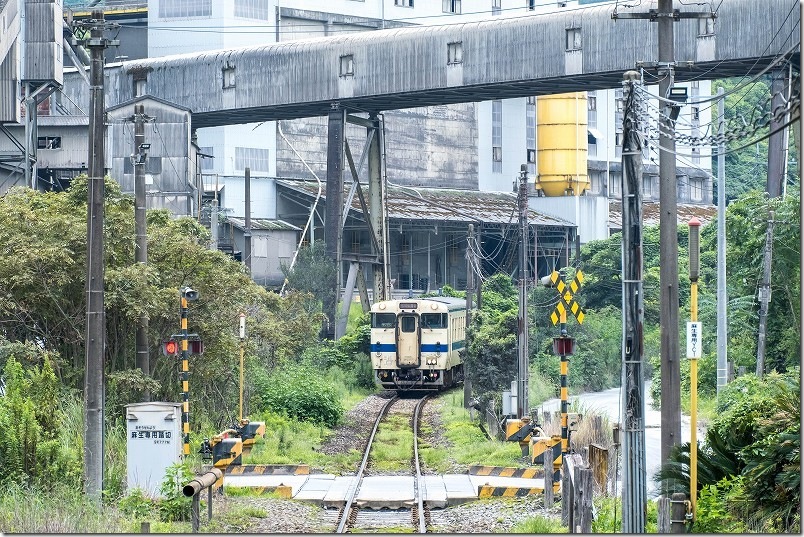 セメント工場の巨大ベルトコンベヤーとローカル列車を撮影|後藤寺線・船尾駅 セメント工場の巨大ベルトコンベヤーとローカル列車を撮影|後藤寺線・船尾駅