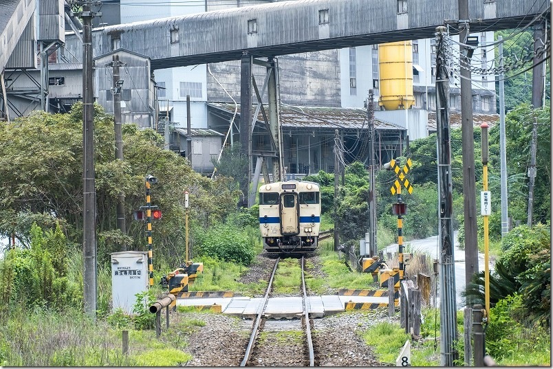 セメント工場の巨大ベルトコンベヤーとローカル列車を撮影|後藤寺線・船尾駅 セメント工場の巨大ベルトコンベヤーとローカル列車を撮影|後藤寺線・船尾駅