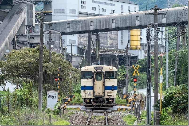 セメント工場の巨大ベルトコンベヤーとローカル列車を撮影|後藤寺線・船尾駅 セメント工場の巨大ベルトコンベヤーとローカル列車を撮影|後藤寺線・船尾駅